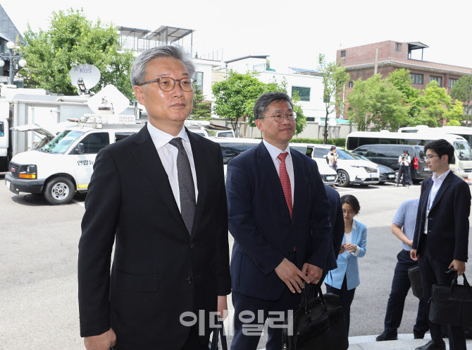 [포토] 헌법재판소 심판정 향하는 국회측 변호사