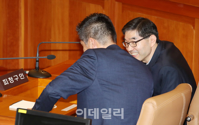 [포토] 밝은 표정 이상민 장관측 법률대리인