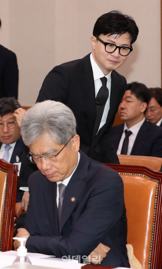 [포토]법제사법위원회 전체회의 참석한 김상환 법원행정처장-한동훈 법무부 장관