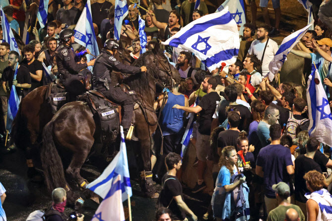 이스라엘, 정국 혼란에 경제도 충격…주식·통화가치 폭락