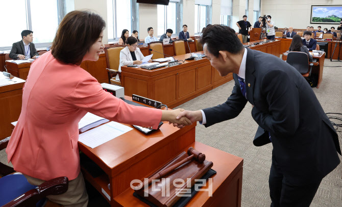 [포토]의원들과 인사 나누는 이수진 환경법안심사소위원장