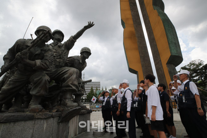 [포토]6·25 참전 유공자들의 경례