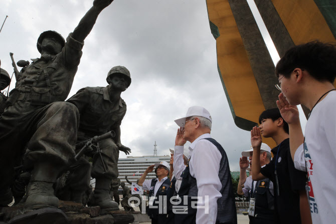 [포토]6·25전쟁 정전협정 체결 70주년, 참전 유공자들의 경례