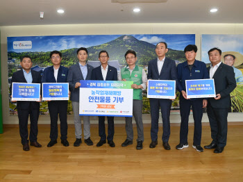 NH농협생명, 1억원 상당 농작업안전물품 경북 수해지역에 기부