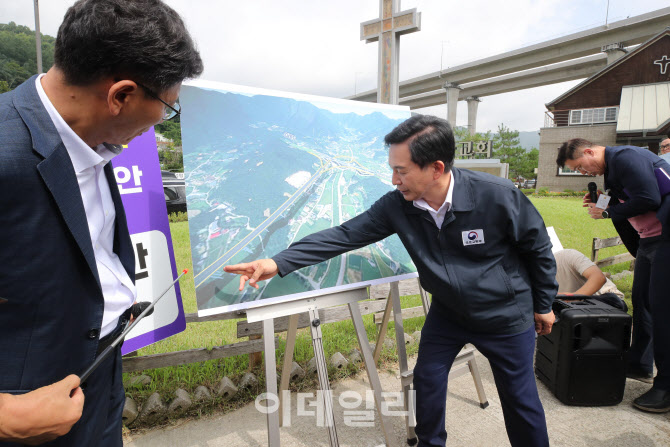 [포토]고속도로 지도 바라보는 원희룡 장관