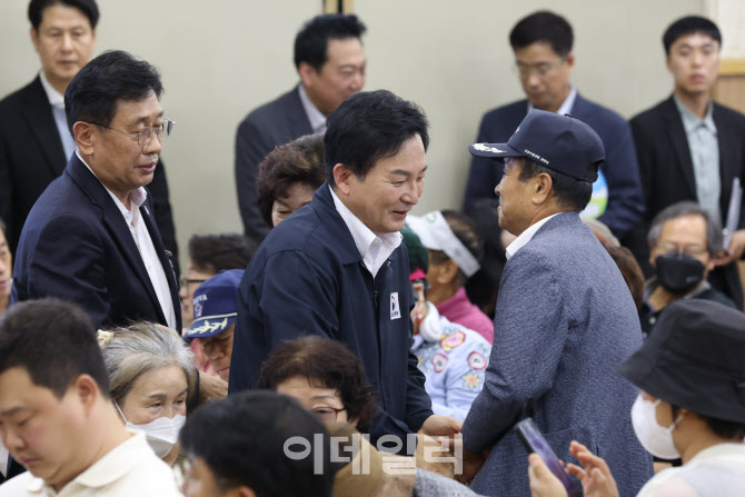 [포토]강상면 주민과 인사하는 원희룡 장관