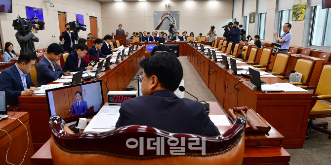 [포토]야당의원들 불참 속 열린 과학기술정보방송통신위원회