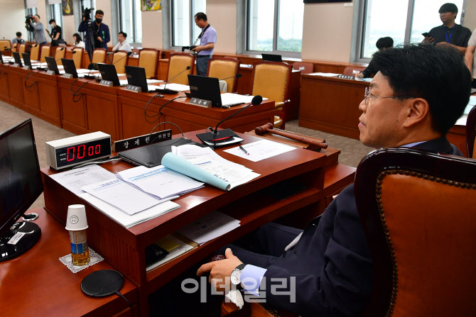 [포토]야당의원들 불참 속 열린 국회 과학기술정보방송통신위원회