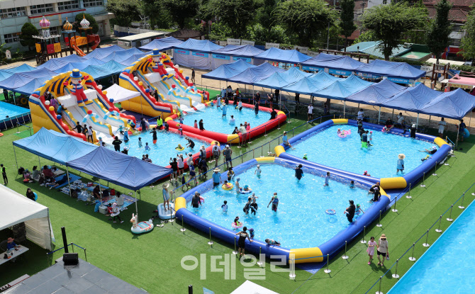 [포토]물놀이장으로 변한 성북초등학교 운동장