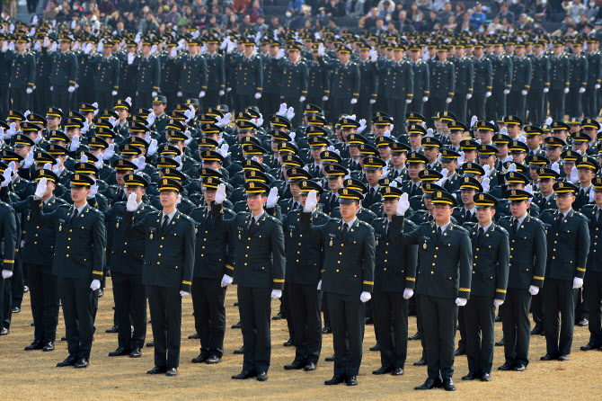 '초급간부가 부족하다' 육군, 창군 이래 처음 ROTC 후보생 추가모집