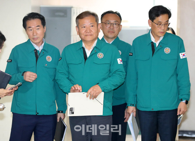 [포토]호우 피해 지원 방안 발표 위해 입장하는 이상민 행안부 장관