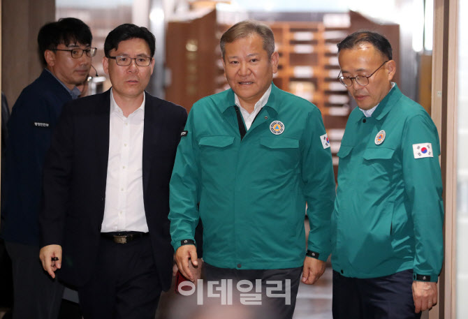 [포토]기후위기 대응 수해방지 범정부TF 회의 입장하는 이상민 장관