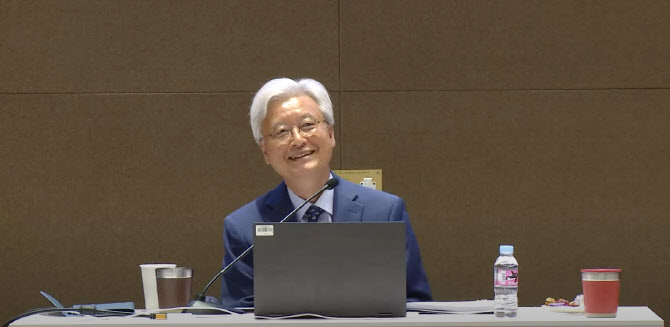 조윤제 "韓, 과거 경제위기 모두 기업부채 때문…中企 건성성 우려"
