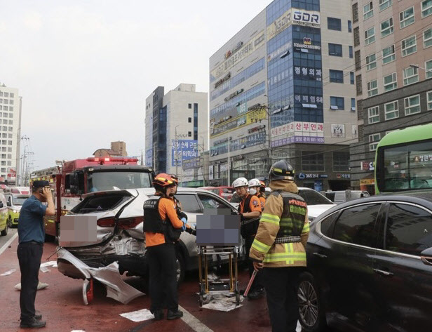 김포 고촌역 인근서 대형 교통사고 발생…1명 사망 ·11명 부상