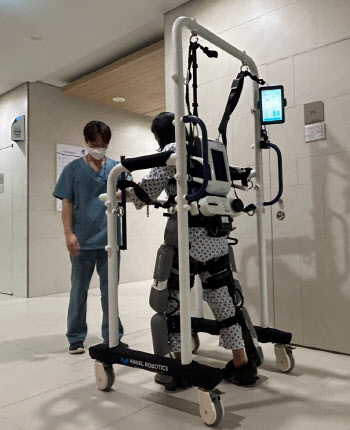 인천세종병원, 뇌혈관질환 환자 재활 돕는 첨단 로봇 기기 도입
