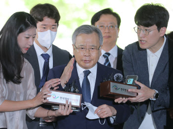 박영수 두번째 구속심사 출석…'돈 받았냐' 묻자 손사래