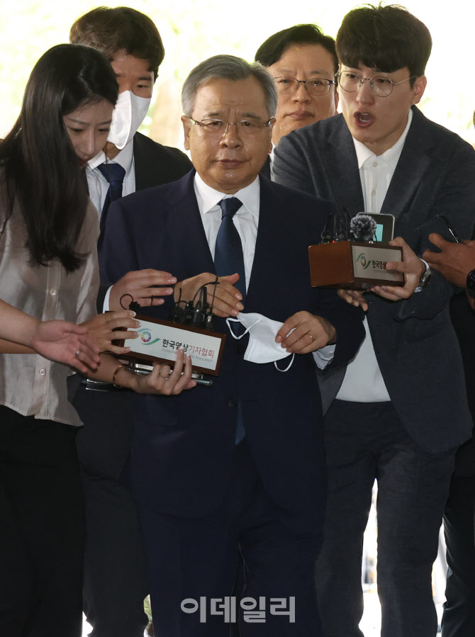 [포토]법정으로 향하는 박영수 전 특별검사