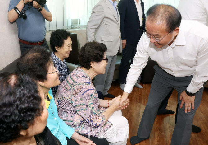 [포토]윤재옥 국민의힘 원내대표, 경로당 방문