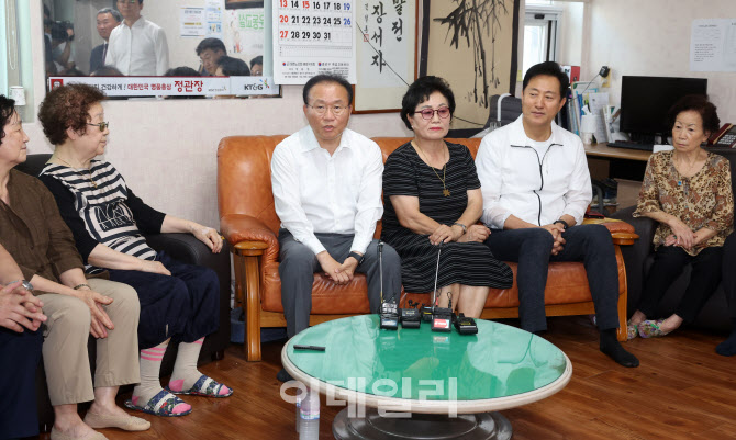 [포토]어르신 만난 윤재옥 "전국 경로당 10만원씩 냉방비 특별지원"