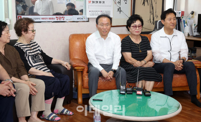 [포토]어르신 만난 윤재옥 원내대표, "전국 경로당 10만원씩 냉방비 특별지원"