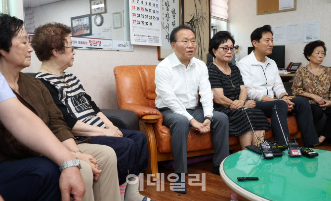[포토]어르신 만난 윤재옥 국민의힘 원내대표, "전국 경로당 10만원씩 냉방비 특별지원"