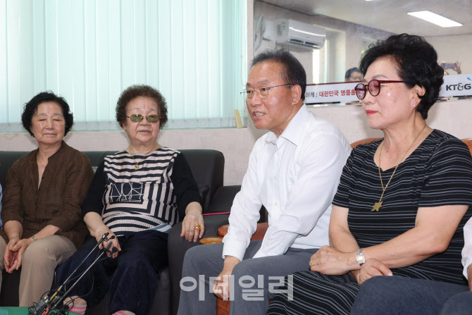 [포토]'어르신들' 찾은 윤재옥 "전국 경로당에 냉방비 10만원씩 지원"