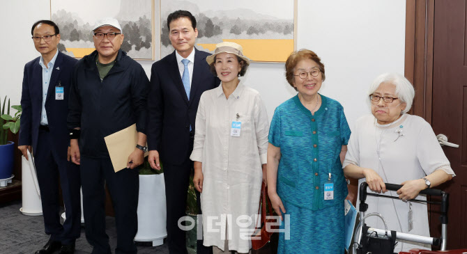 [포토]납북자·억류자·국군포로 단체장 및 가족 만난 김영호 통일부 장관