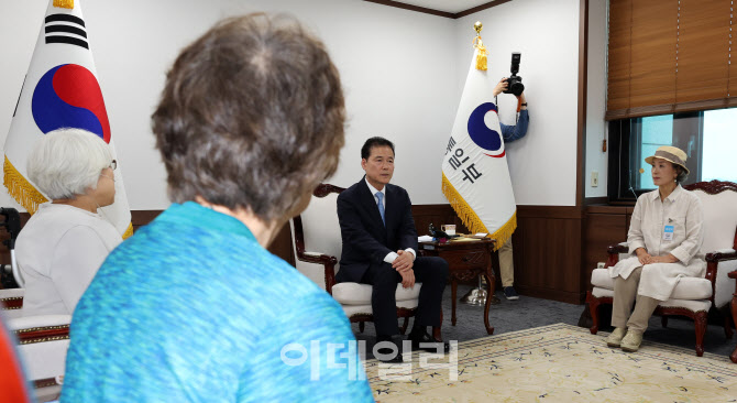 [포토]납북자·억류자·국군포로 단체장 및 가족과 면담하는 김영호 통일부 장관