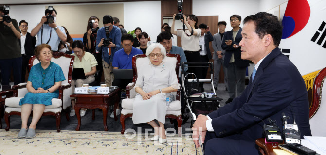 [포토]납북자·억류자·국군포로 단체장 만난 김영호 통일부 장관