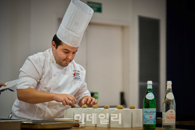 [포토] 산펠레그리노 사회적 책임 상 '아르투르 고메즈' 셰프