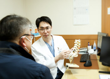 손 저리고 뒷목 뻐근...인대가 굳는 '후종인대골화증'