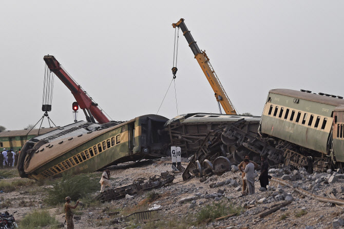 파키스탄 열차 탈선 사고로 30명 사망…“테러 가능성도 조사”