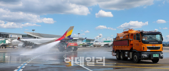 [포토]폭염 대비 김포공항 항공기 이동지역 살수작업 실시