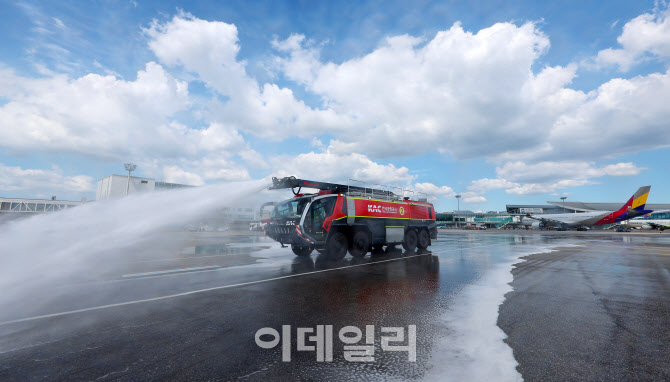 [포토]폭염 대비 김포공항 항공기 이동지역 살수작업