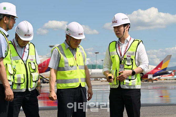 [포토]김포공항 활주로 살수작업 점검하는 윤형중 한국공항공사 사장