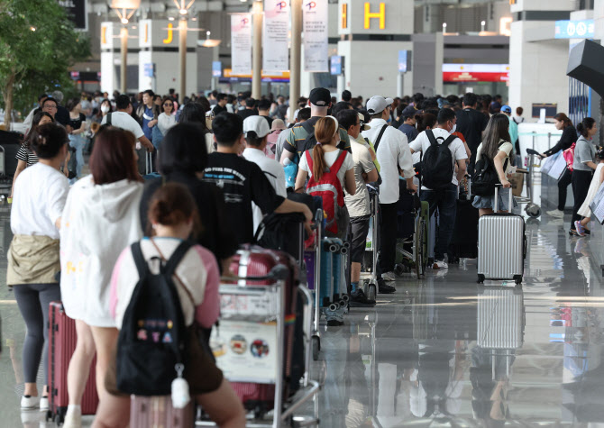 휴가 인파에 공항 북적이는데…여행주 '잠잠' 이유는