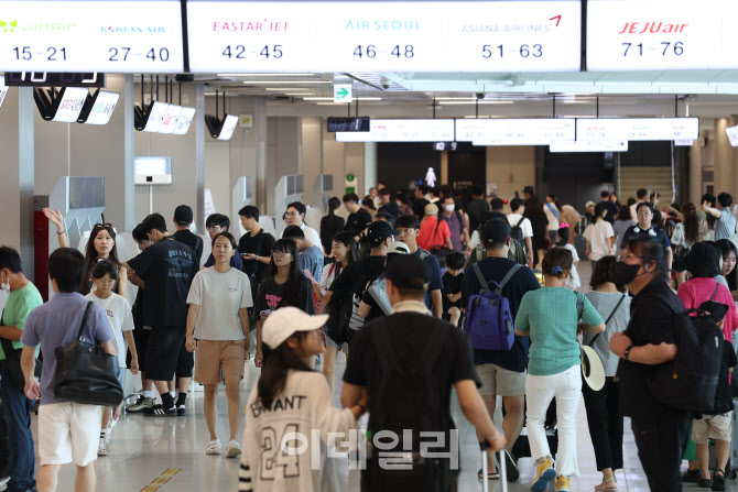 [포토]피서철 여행객들로 북적이는 김포공항