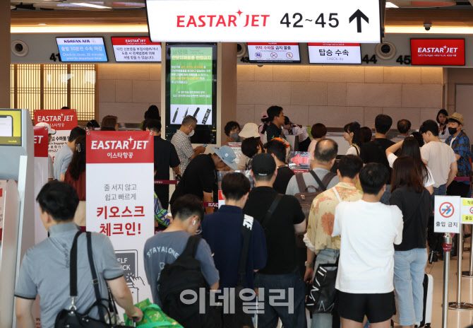 [포토]김포공항, 여행객들로 북적