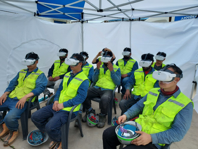산업안전상생재단, 혹서기 대비 중소 건설근로자 VR 안전 교육