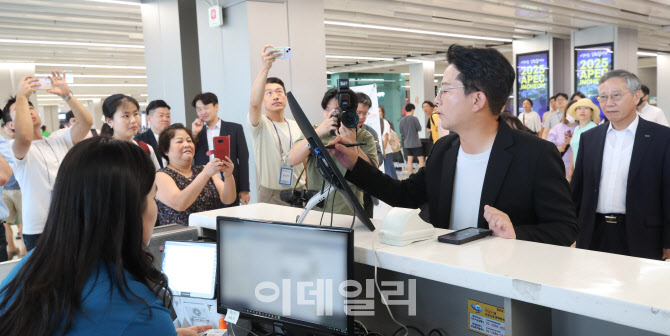 [포토]방송인 김준호, 모바일 운전면허증 발급