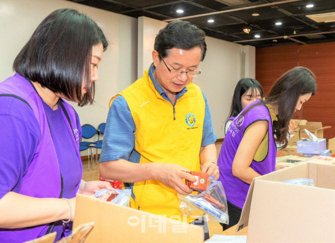 [포토] 청양군 구호물품 제작하는 최호권 영등포구청장