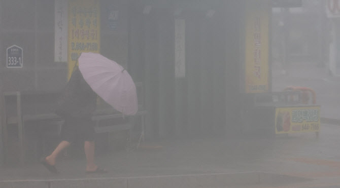 ‘카눈’ 한반도 본격 상륙…“운전 중 강풍, 차에서 나오지 마라”