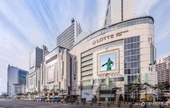 "소비 침체 직격타" 롯데쇼핑, 2분기 영업익 30.8%↓(종합)