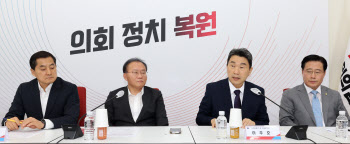 "교사 직통 전화 막는다"…당정, 학교 민원창구 일원화 추진