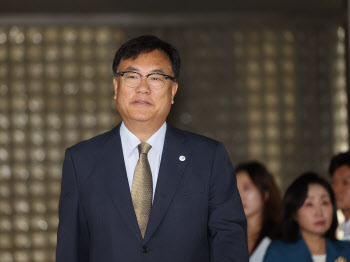 '노무현 명예훼손' 정진석 징역 6개월…구속은 면해