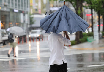 태풍 '카눈'에 종로 한옥 지붕 내려앉아…4명 대피