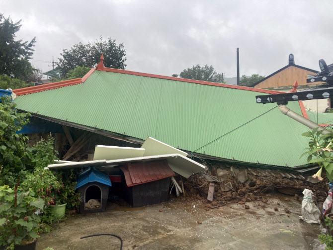 [포토] 태풍 호우에 무너진 주택