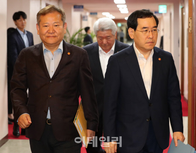 [포토]국무회의 참석하는 이상민 행안부 장관-이창양 산자부 장관