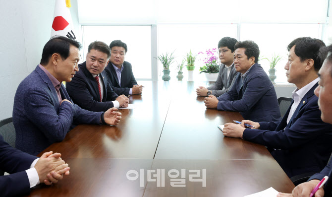 임태희·경기도의회 국힘 '교권보호 시스템 구축' 손 맞잡아