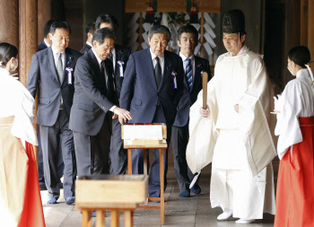 韓광복절에…일본 각료·자민당 간부, 야스쿠니신사 참배